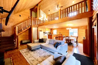 Spacious & cozy 4 bedroom cabin w/ mountain views
