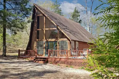 Image de A-Frame Cabin-  Seasonal Hot tub, playset, dogs welcome! !