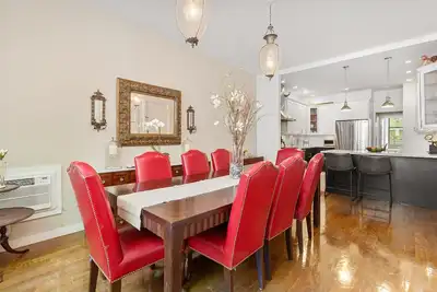 Image de Large Duplex in private townhouse with movie screen!