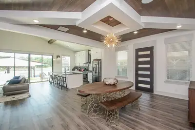 Image de Luxury Lakefront Home with Boat dock and Kayaks