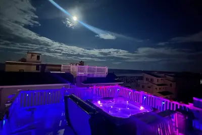 Image de Awesome Home 30 Steps to Sand w/Rooftop HotTub