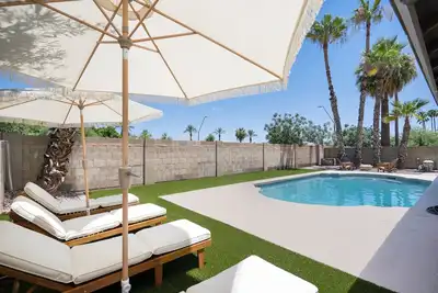 Image de Pool, Family friendly, desert retreat with a firepit!
