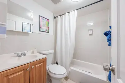 Image de King Bed in 2nd Fl apt on Dead End St