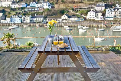 Image de A bright and spacious three bedroom house with panoramic views over Looe.