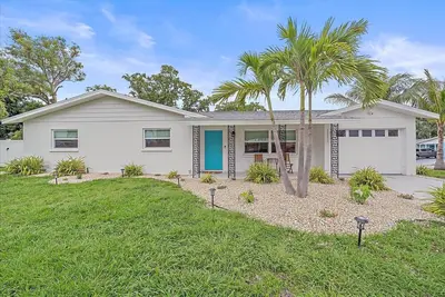 Image de Welcome to Palm Paradise! A Serene and private 3-bedroom home close to beach!