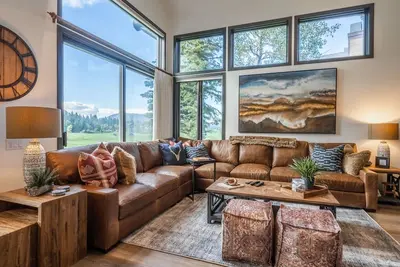 Image de On Golf Course Fully Renovated Luxury 4 Bedrm 3 Full Bathrms and Half Bath Snowcreek 732 Phase V