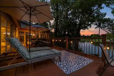 Image de Relax in this 4br, 3ba Boone Lake front cottage!