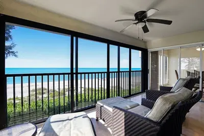 Image de Beachfront 2 bedroom condo with a pool.