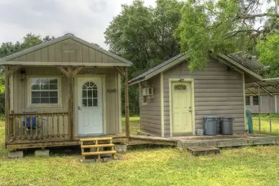 Image de Utopia Bunkhouse-Cabine-Salle de bain privée séparée-Vue sur la rivière-Cottage