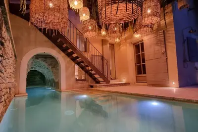 Piscine troglodyte avec vue incroyable à Gordes