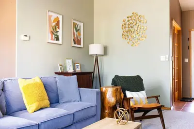 Image de Pet-Friendly Home W/ Fenced Backyard Near the Heart of Downtown - Sleeps 6!