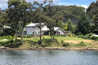 Image de Deluxe waterfront retreat