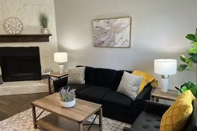 Image de Cute unit of a duplex near downtown Lawrenceville. Clean!