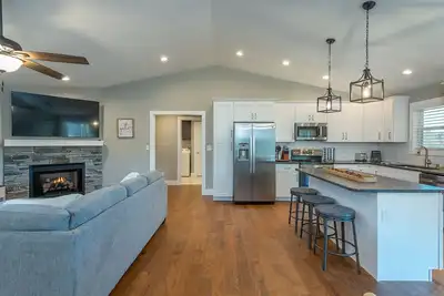 Image de Hilltop Haven - Game room - Fireplace - 15 To Downtown Asheville
