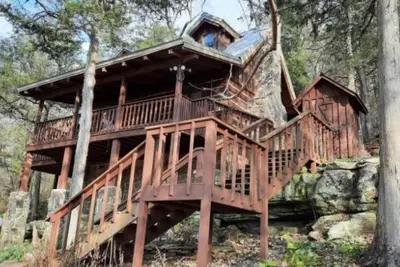 Image de Cozy Creekside Cabin Escape-2 queen beds