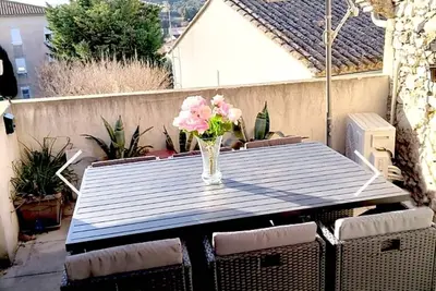 Image de Maison de village avec terrasse sur le toit.