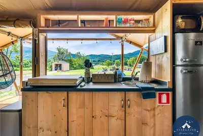 Image de Close to Gsmnp|Heat|Ac|WiFi conveniently located next to restaurants & shops