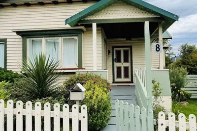 Image de Mathinna House is a four bedroom heritage home in the heart of Franklin.
