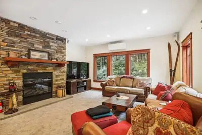 Image de Mountain Brook Lodge a spectacular house with amazing stone work and A/C 6 miles from Killington Resort