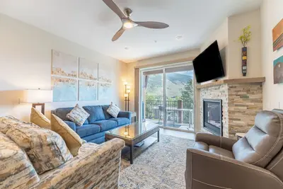 Image de Private Balcony w/ Outdoor Seating to Take in Mountain Views, Near Ski Resort