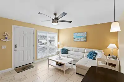 Image de 1 Bedroom 1 Bath Madeira Beach Yacht Club #159f