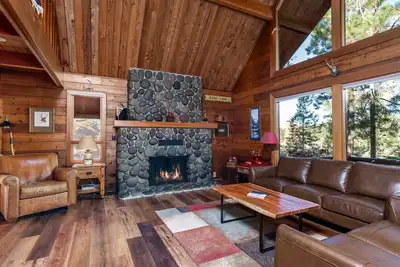 Image de 10 Stag Lane - Family/Dog Friendly Cabin, across from tubing hill and Sharc