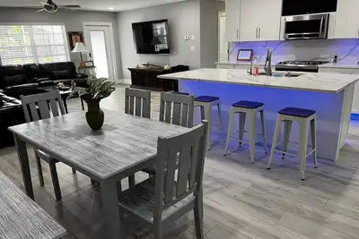 Image de Newly Remodeled 3/3 House w/ Nature View & Jacuzzi Tub