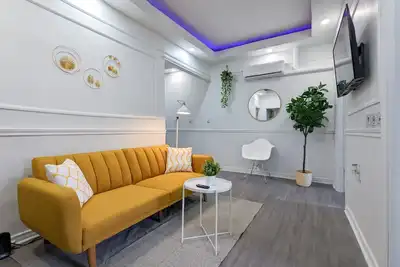 Bright & colorful downtown gem with free parking