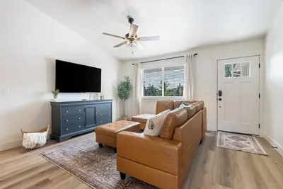 Image de Sugar St. Nampa Home | Hot Tub | Greenbelt | Downtown
