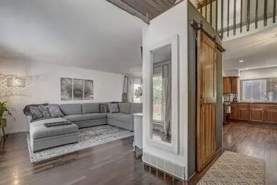 Image de Inviting 5 Bedroom Home Centrally Located