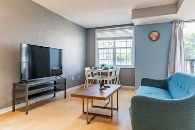 Image de Lovely 2-bedroom condo with free parking in Scarborough