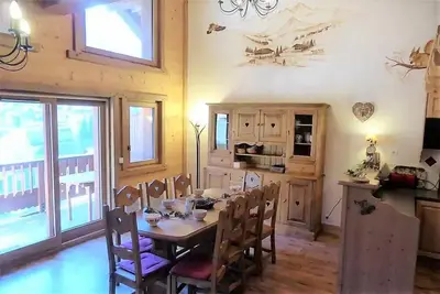 Image de Triplex confort esprit montagne de 10 à 12 personnes. Belle vue sur village.