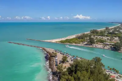 Image de New On The Market! Gulf ‘N Bay Beach Front Condo!