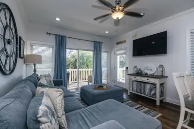 Image de Updated Second Floor Condo w/ Free Pool Access; Direct Beach Access; Cable Tv/WiFi Access