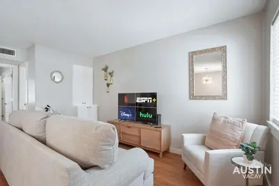Image de Cook + Gather Around in a Fully Equipped Apartment