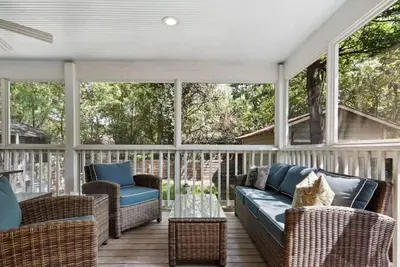 Image de Sizable Screened in Porch w/ Luxury Kitchen + Bath