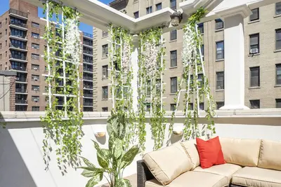 Image de Gorgeous, One-of-a-Kind Townhouse with Roof-deck
