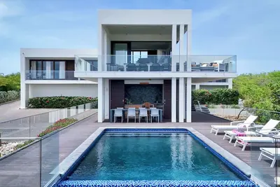 Image de 360 Views- Villa w\/ Private Pool, Oceanview & Salt Lake Views - Coral Estate