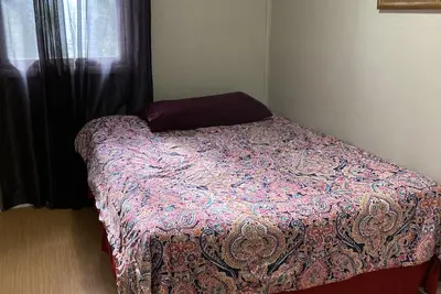 Image de Clean private bedroom ☺️ Quite area couple minutes from downtown