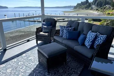 Image de Waterfront 2 bed, 2 baths, 1364 sq ft, views of Mt Rainer, Seattle, and more.