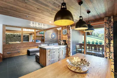 Image de Duplex Moderne à Méribel : Ski aux Pieds, Piscine et Spa Inclus