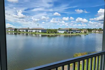 Image de Beautifully renovated lakefront condo! Executive Rental, Monthly Rental