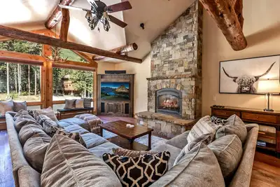 Image de Arguably the best ski and ski out on the mountain! Hot tub, A/C, heated driveway and deck