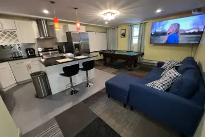 Image de Luxurious home with jacuzzi with tv and pool table and