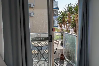 Image de *South on Henley* seaside beach getaway just metres from the beach