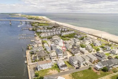 Image de Cozy beach house with yard and parking