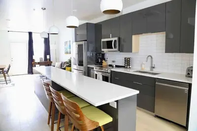 Image de Upscale 2br Condo w Patio, City Views, Walk to Dt