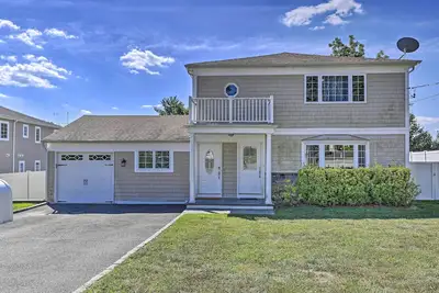 Image de Glen Cove Home: Walk to Boardwalk + Dining!