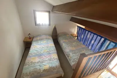 Image de Maisonette dans complexe de vacances avec piscine en été.