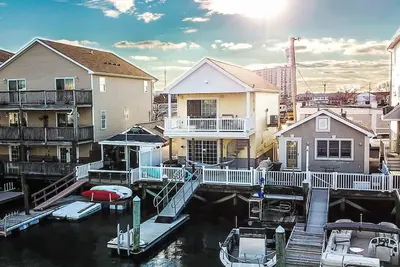Image de Cheerful 1 Bedroom House with Hot Tub and Dock
